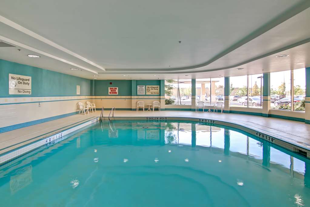 Hampton Inn by Hilton Toronto Airport Corporate Centre in Toronto: Pool