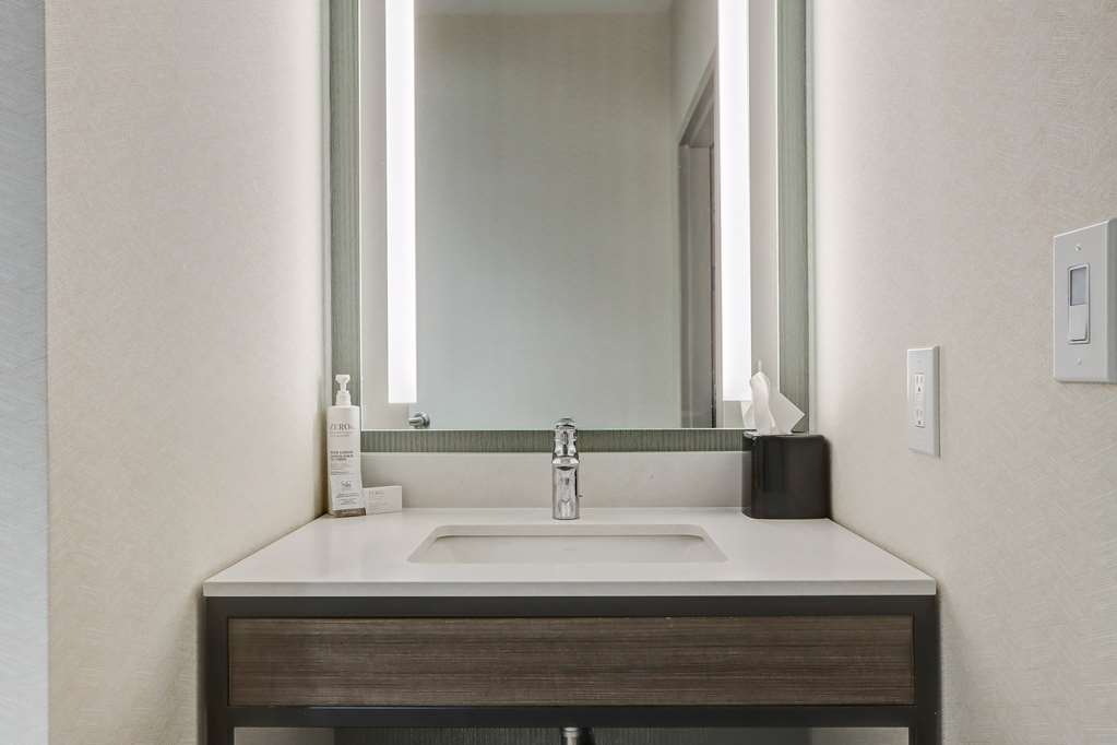 Guest room bath