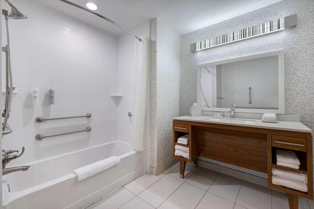 Guest room bath