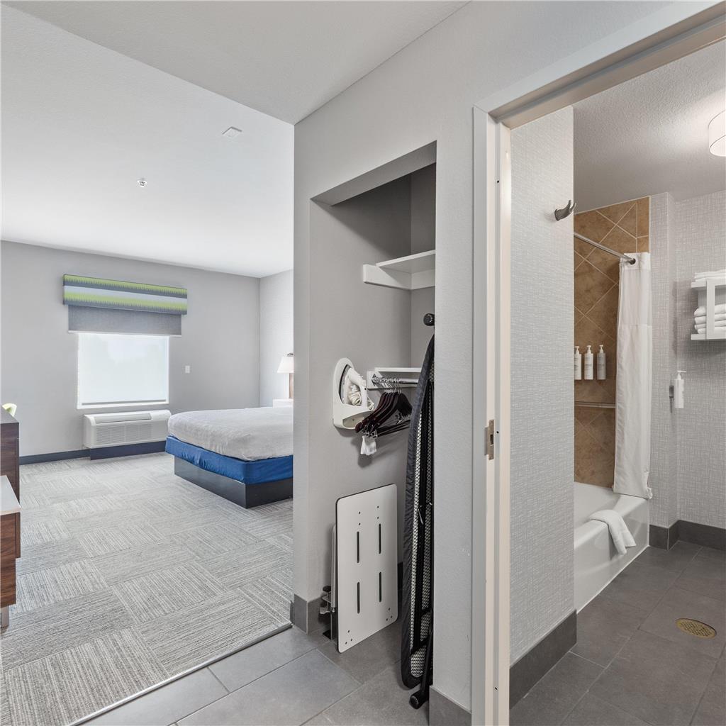 Guest room bath 
