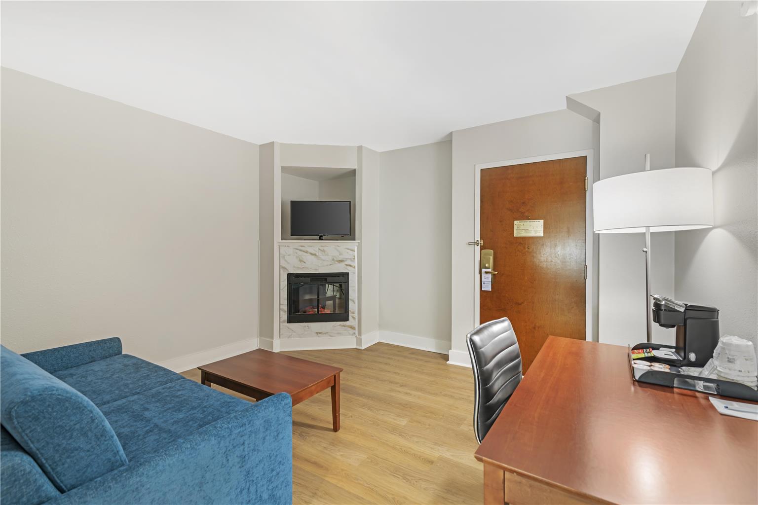 Suite Single Queen Bedroom
