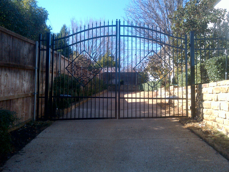 Looking for a high-end driveway gate? Buzz installs custom iron gates that can open automatically!