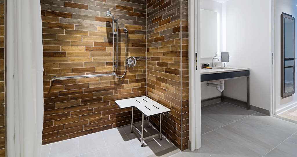 Guest room bath