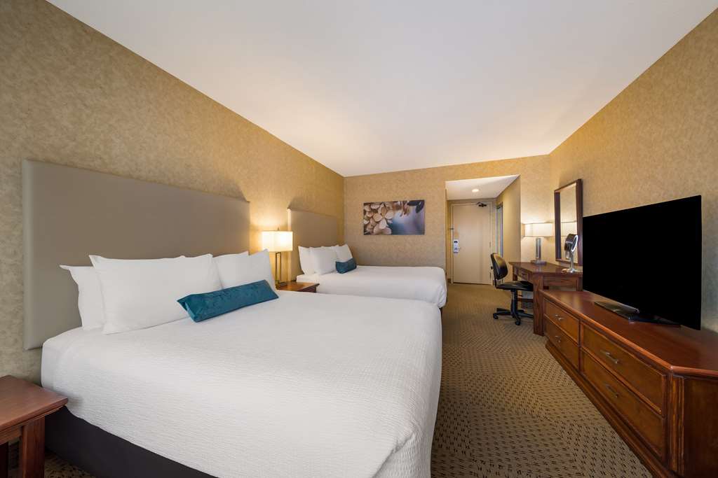 Best Western Voyageur Place Hotel in Newmarket: Guest Room with 2 Queen Beds