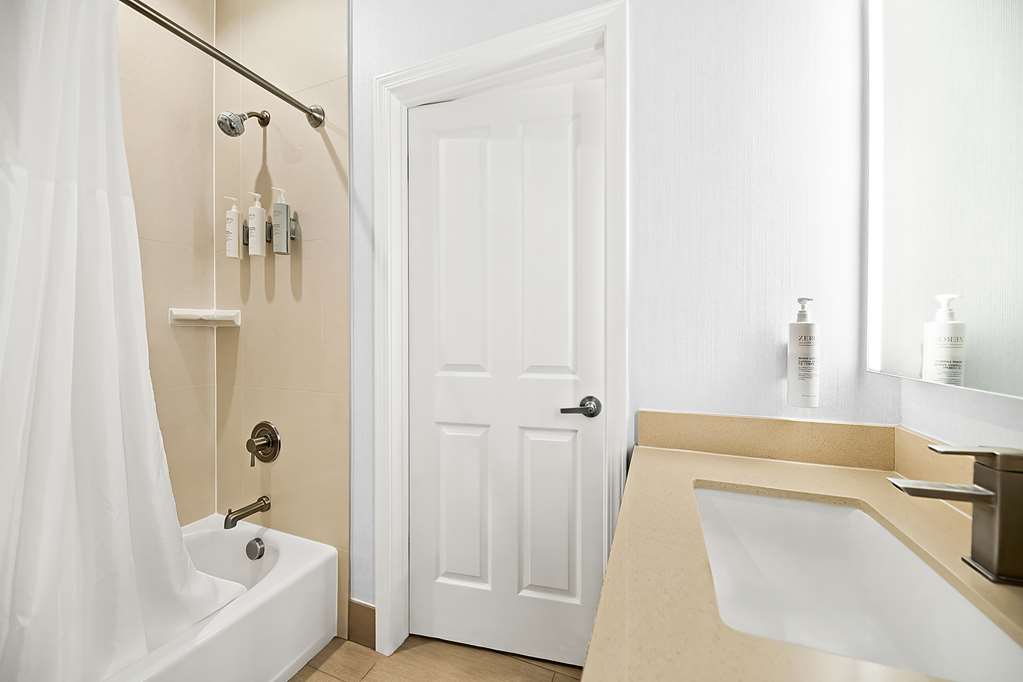 Guest room bath