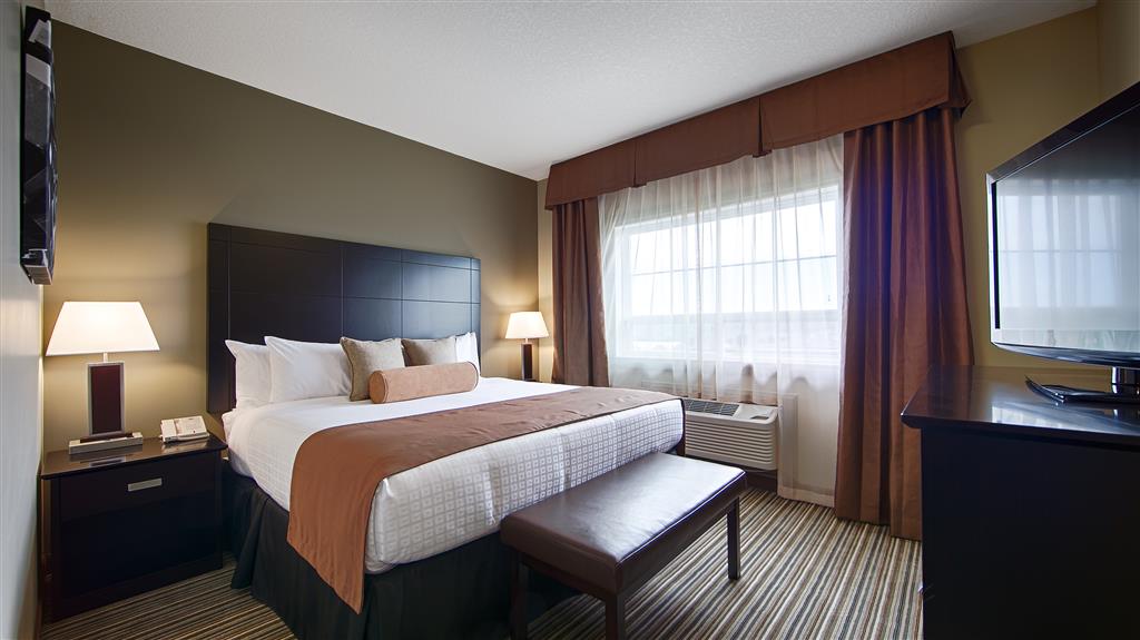 King Bed Guest Room Best Western Plus Peace River Hotel & Suites Peace River (780)617-7600
