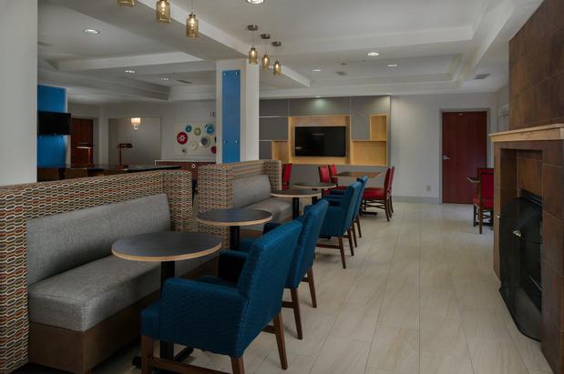 Images Holiday Inn Express & Suites Lawrence, an IHG Hotel