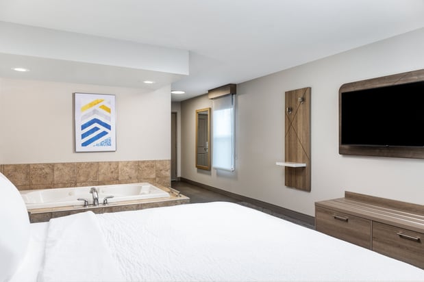 Images Holiday Inn Express & Suites Green Bay East by IHG