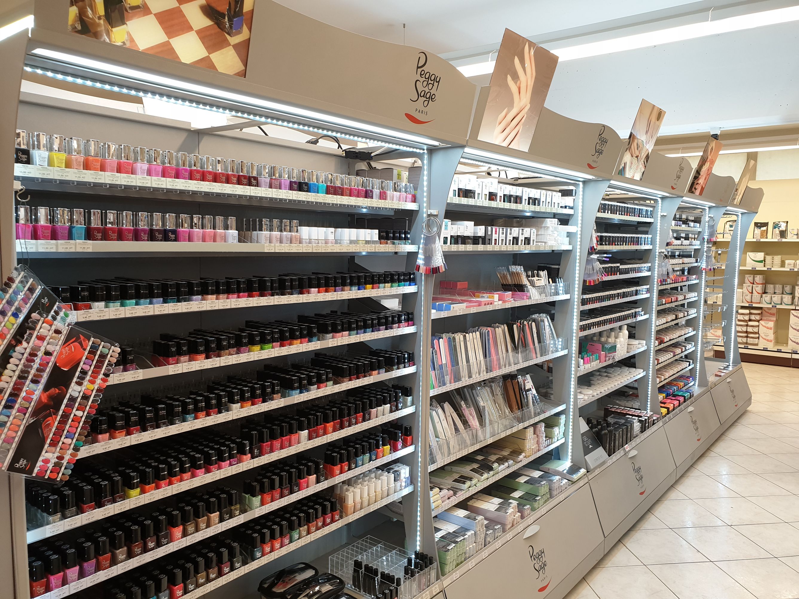 Bilder CEPACO SA // GENEVE // Fournitures professionnelles pour Coiffeurs, Instituts de beauté et Ongleries