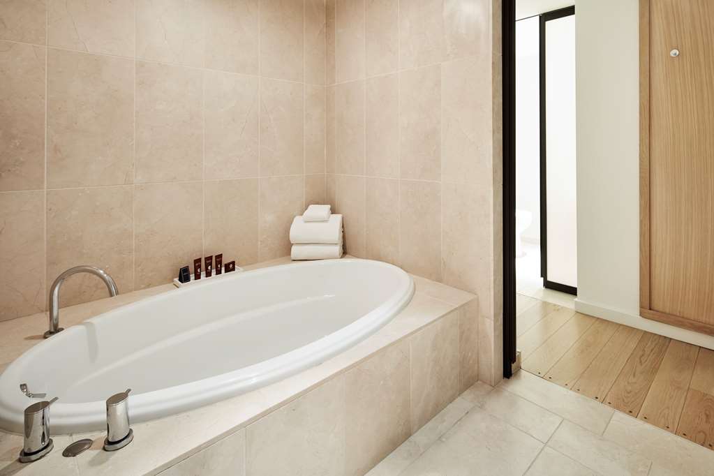 Guest room bath