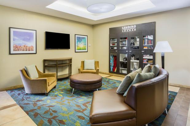Images Candlewood Suites Virginia Beach Town Center by IHG