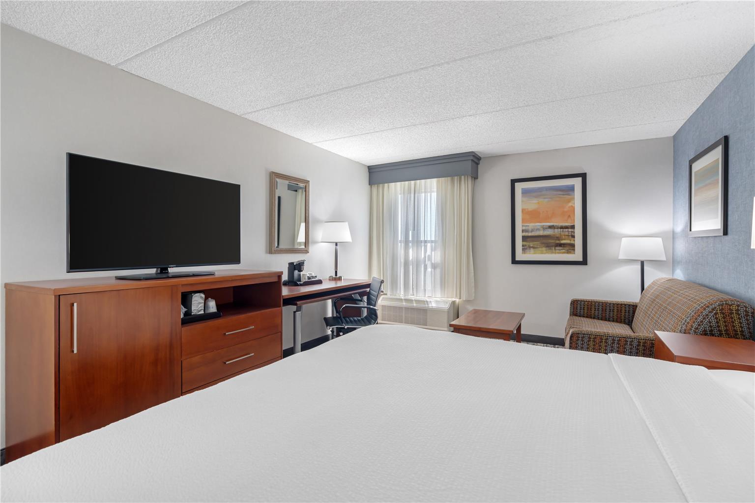 1 King Bed w/ Sofabed