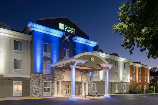 Images Holiday Inn Express & Suites Philadelphia - Mt. Laurel, an IHG Hotel