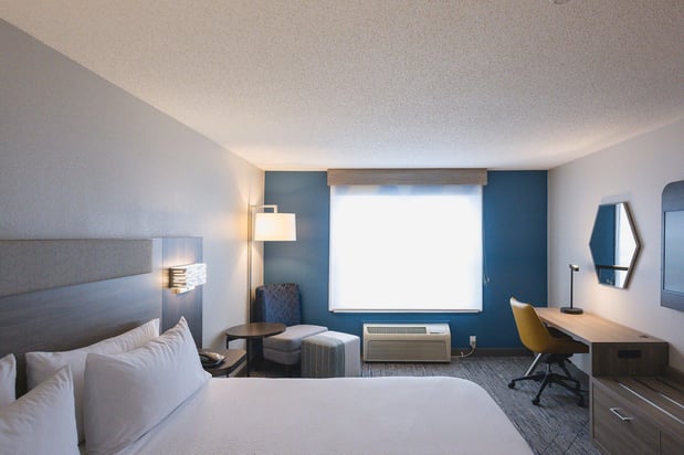 Images Holiday Inn Express & Suites Marquette by IHG