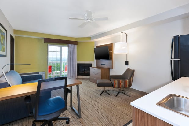 Images Holiday Inn Express & Suites Petoskey by IHG