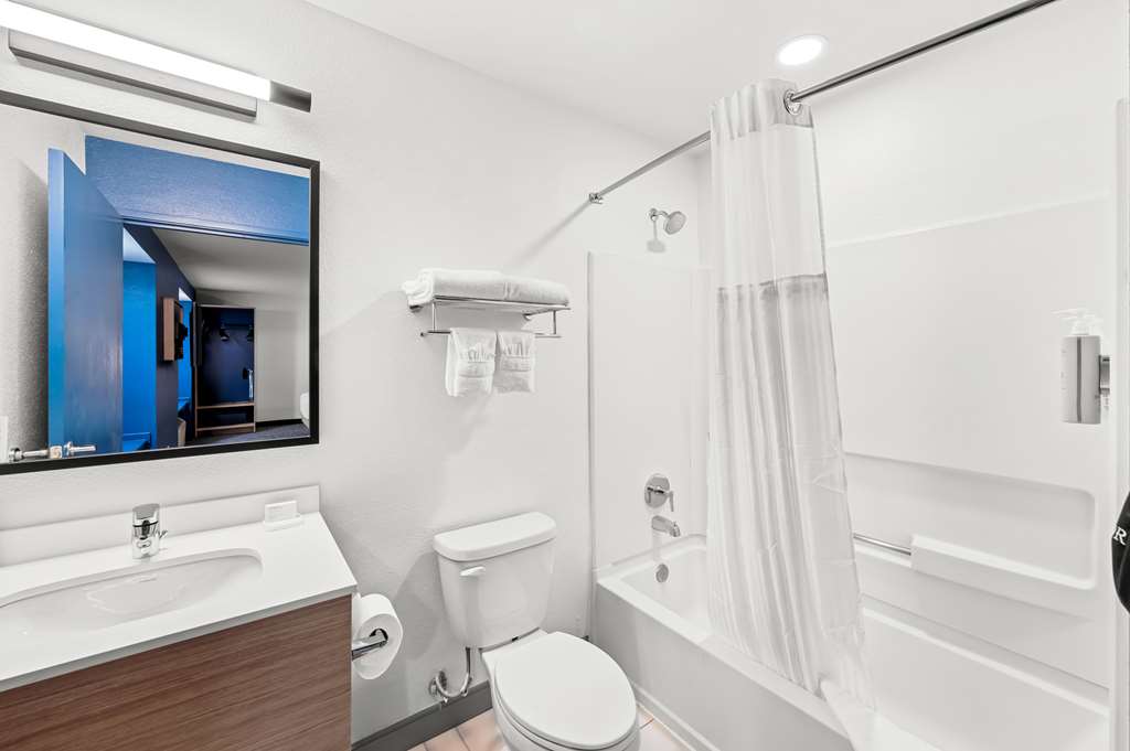 Guest room bath