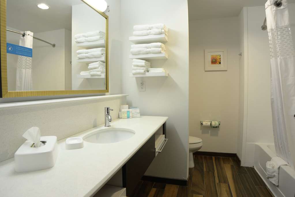 Guest room bath