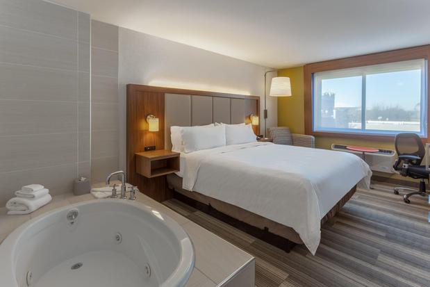 Images Holiday Inn Express LaGuardia Arpt by IHG