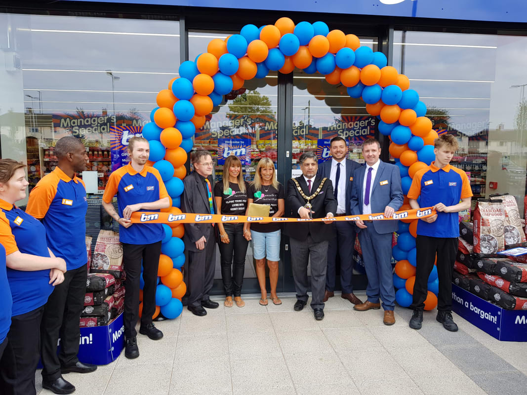Local Mayor, Cllr Liaqat Ali was on hand to officially open B&M's latest store in Clifton, Nottingham. Sarah from local charity Danielle's Flutterbyes was B&M's VIP guest for the day, receiving £250 worth of B&M vouchers on behalf of the charity.