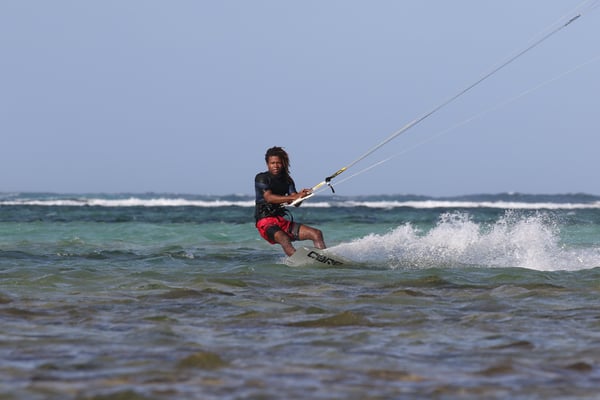 Kitesurfer auf Flachwasser