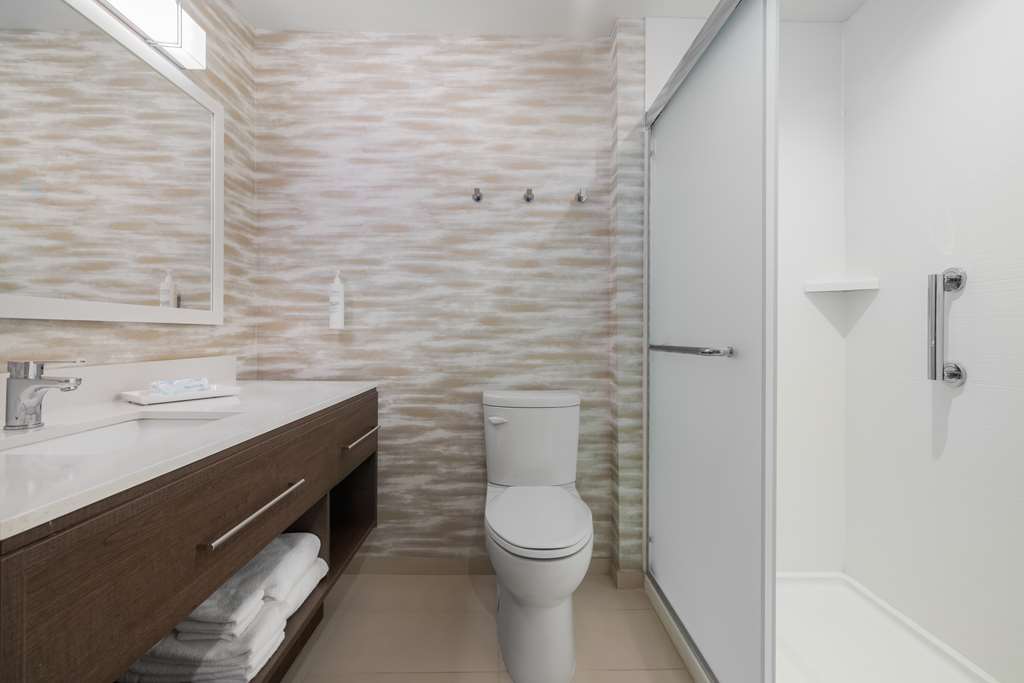 Guest room bath