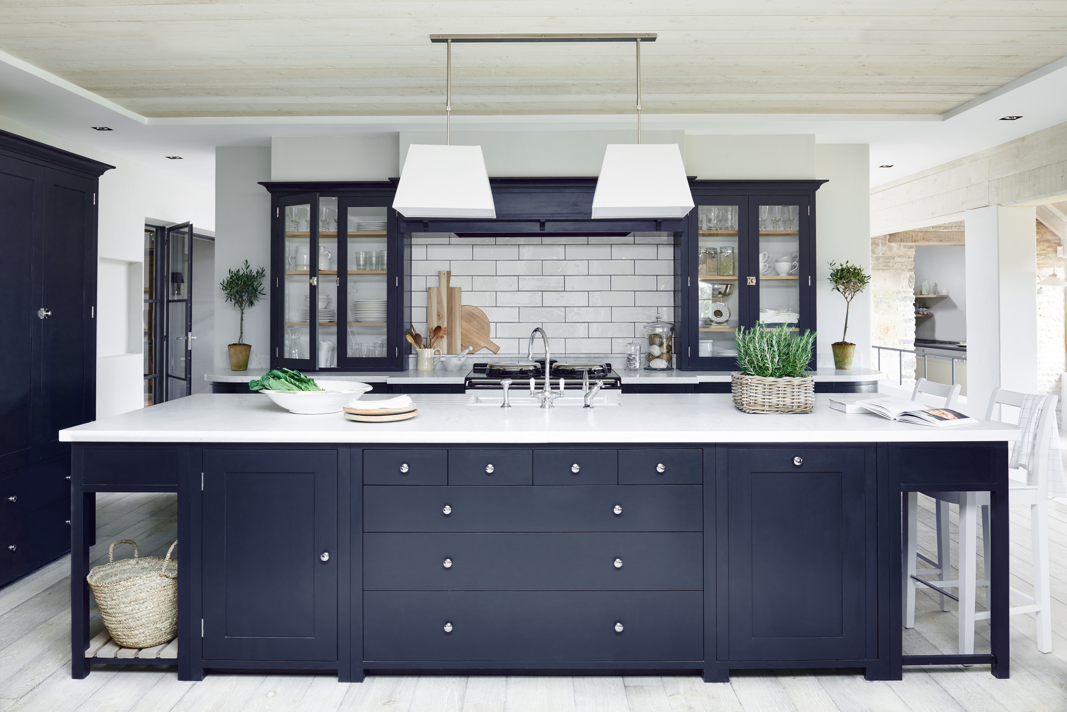 Черно бело деревянная кухня
