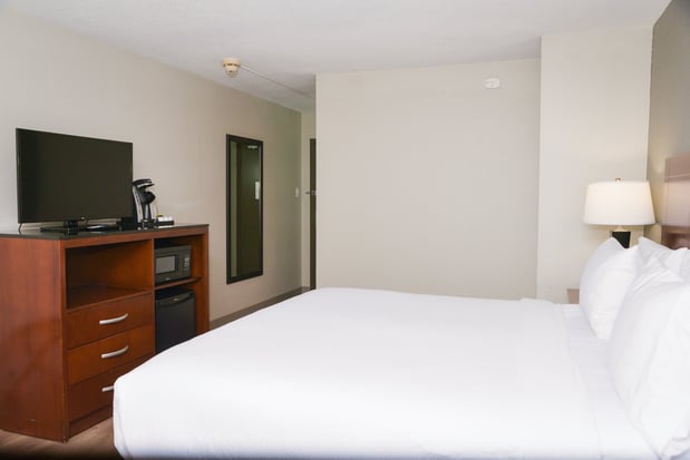 Images Holiday Inn Blmgtn Arpt South - Mall Area by IHG