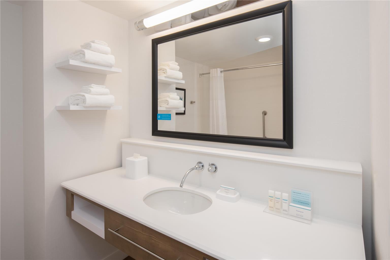 Guest room bath
