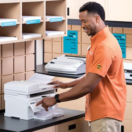 El franquiciado de The UPS Store enviando un fax