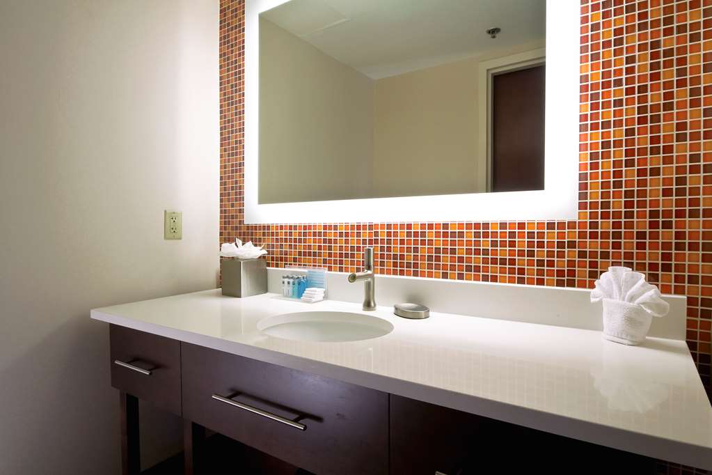 Guest room bath