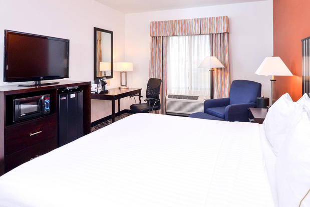 Images Holiday Inn Express & Suites Greenfield, an IHG Hotel