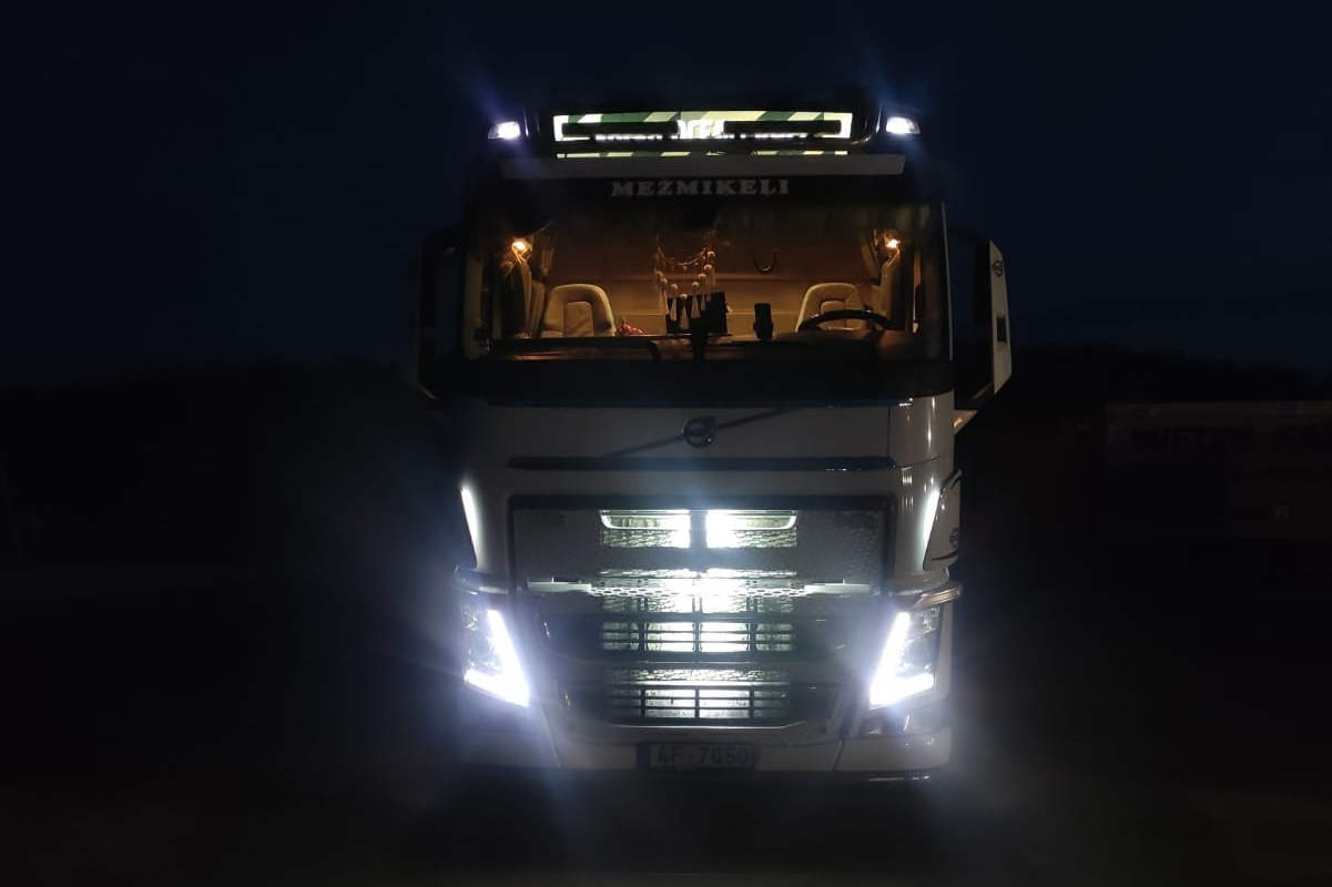 SIA Mežmiķeļi, veic dažādu kokmateriālu, tostarp malkas, papīrmalkas un zāģbaļķu, iepirkšanu krautuvē, nodrošinot klientiem izdevīgus nosacījumus.