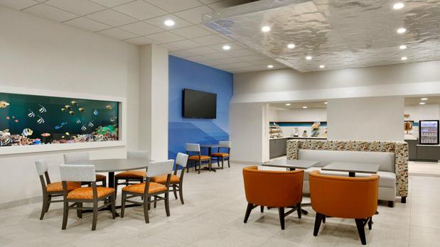 Images Holiday Inn Express Williamsbrg Busch Gardens Area by IHG