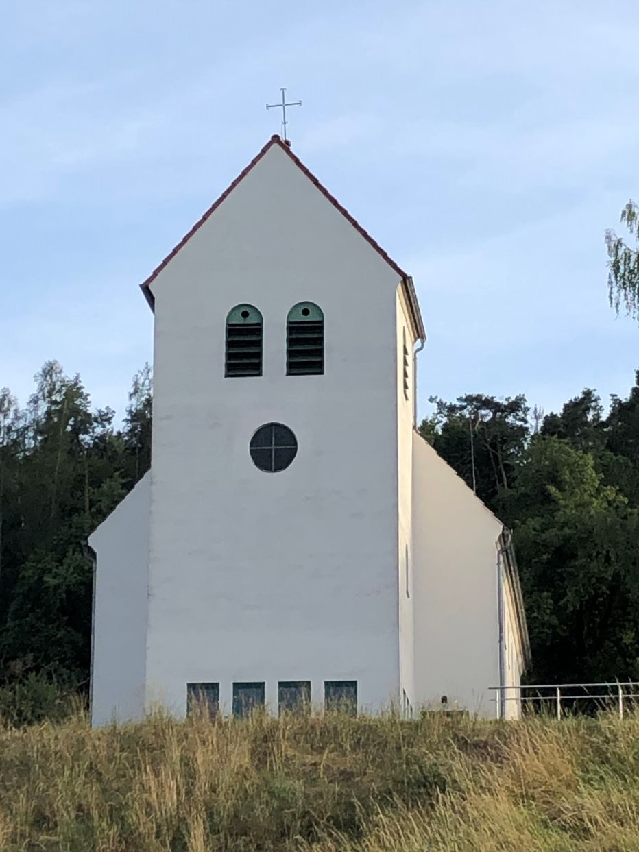 Die Kirche in Hainstadt wurde durch das Engagement der Hainstädter Bürger in den 50er Jahren gebaut und 1954 eingeweiht. Die Kirche ist auf einer Anhöhe und über einer Quelle erbaut.

Vor der Kirche gibt es einen Martin-Lutherplatz mit einer Lutherlinde u