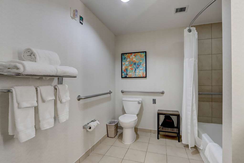 Guest room bath