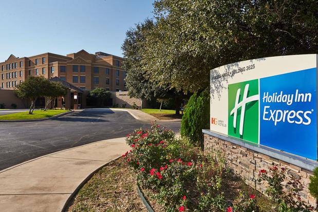Images Holiday Inn Express Powless House