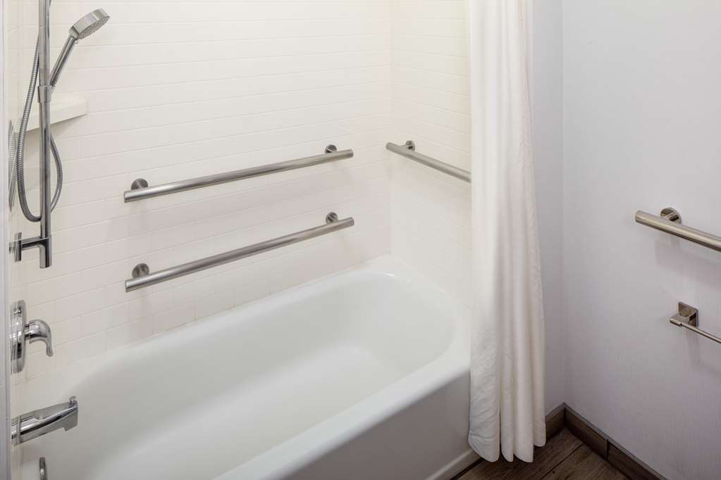 Guest room bath