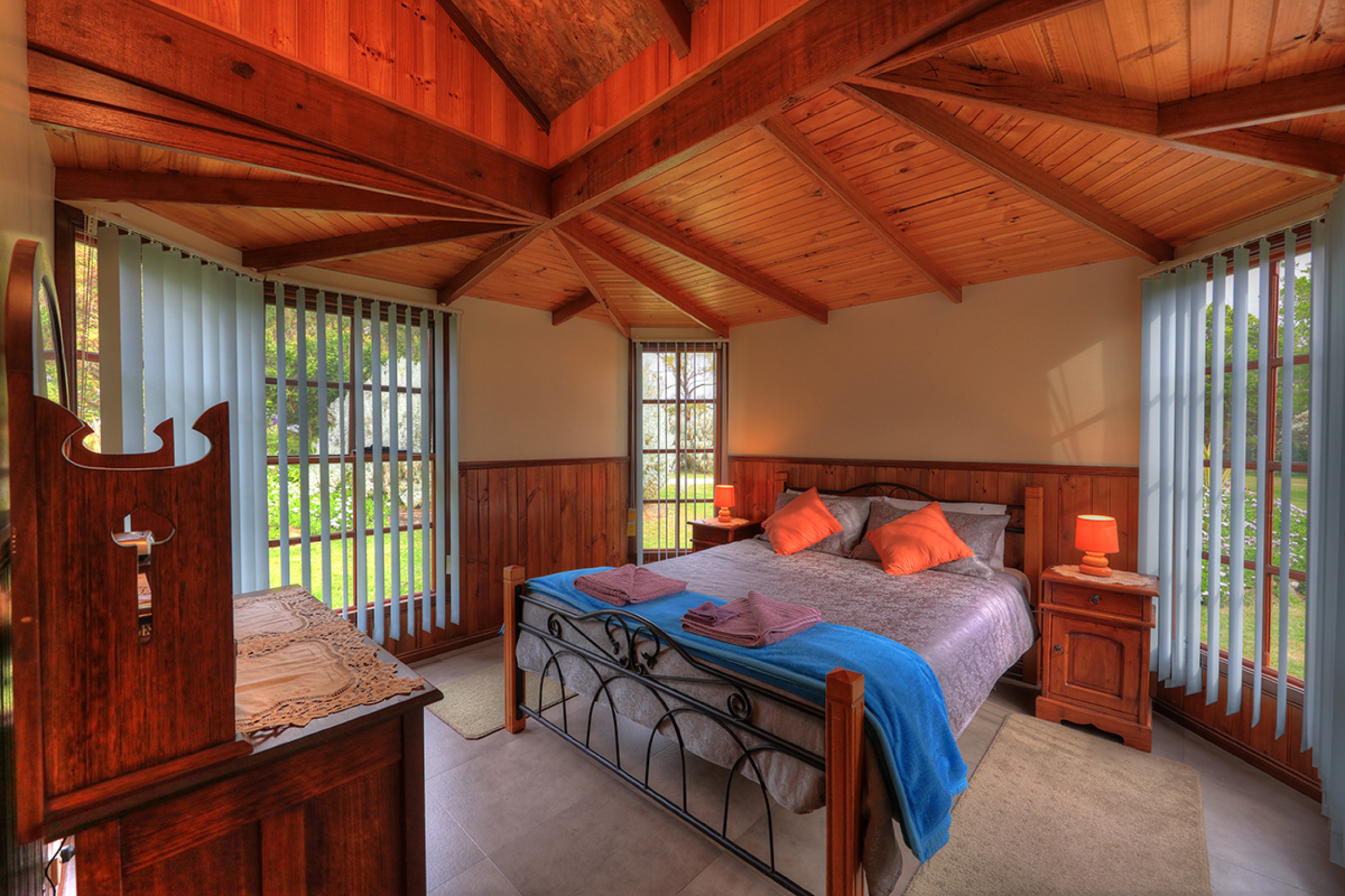 Images Stanley Lakeside Spa Cabins