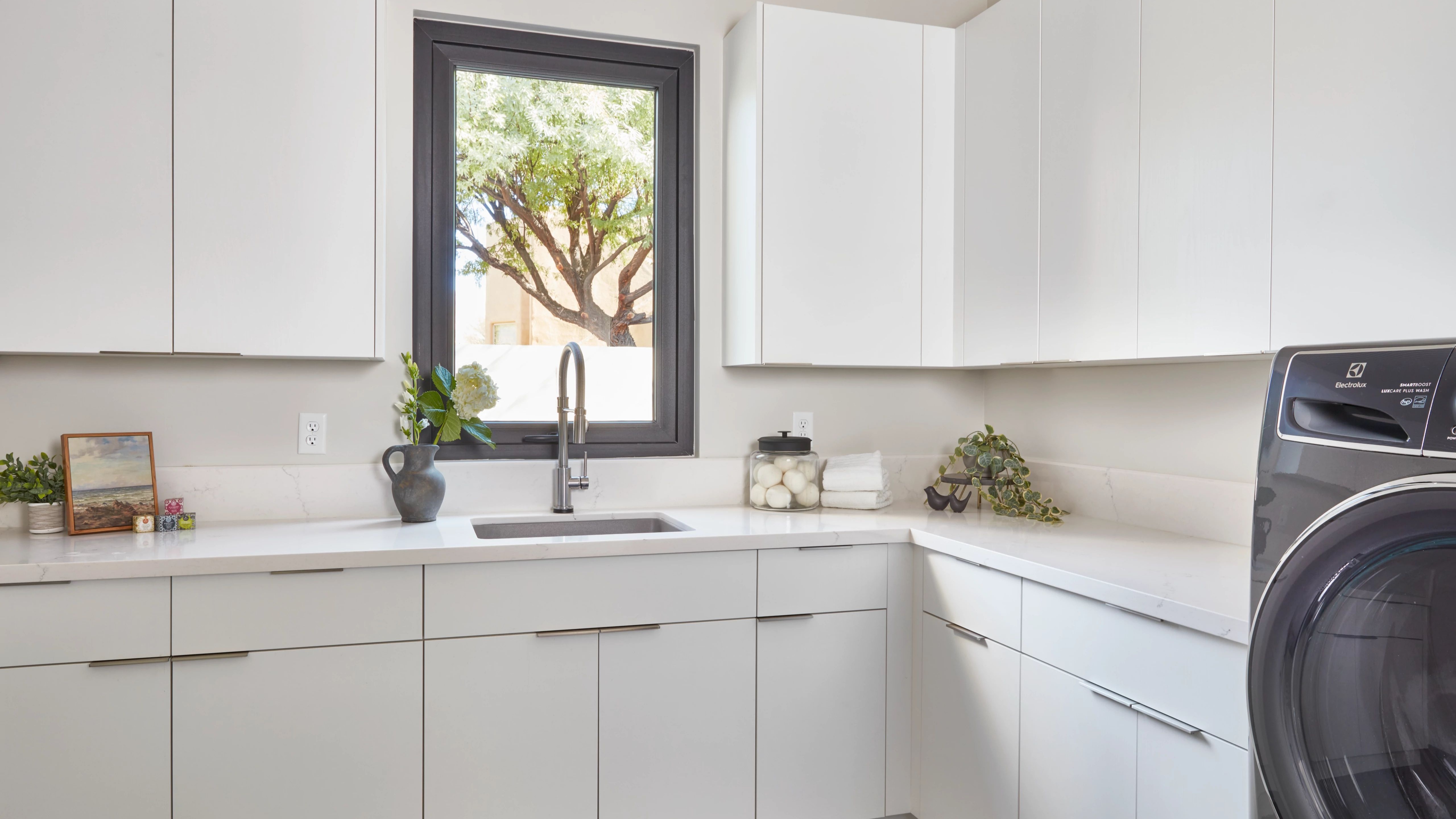 The Reflexion series has the shimmering look of metal, with its infinite transformations of light and reflections, combined with the solid mood of concrete, it adds an urban feeling and a modern taste to every environment.