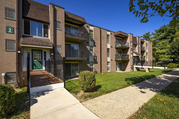 Images Summit Trace Apartments