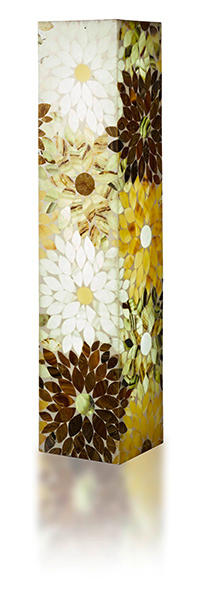 Die FLOR-Modelle sind nicht nur was für Blumenfreunde. Die weißen, braunen und gelben Blumenmuster bieten durch ihre Größe eine einzigartige Optik und machen diese Stehlampe zu einem wahren Kunstobjekt.