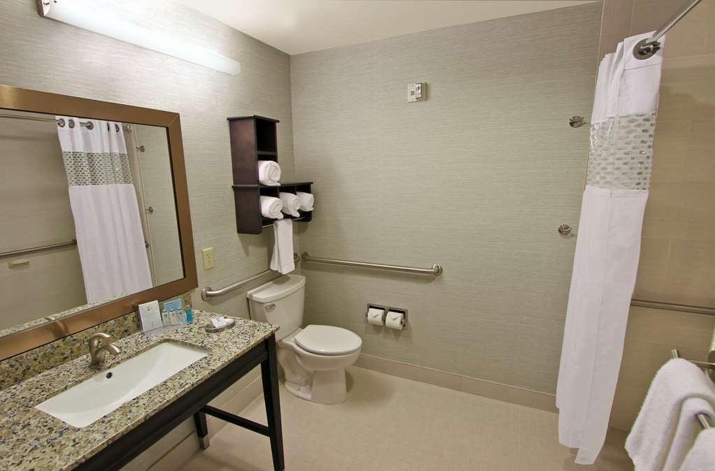 Guest room bath