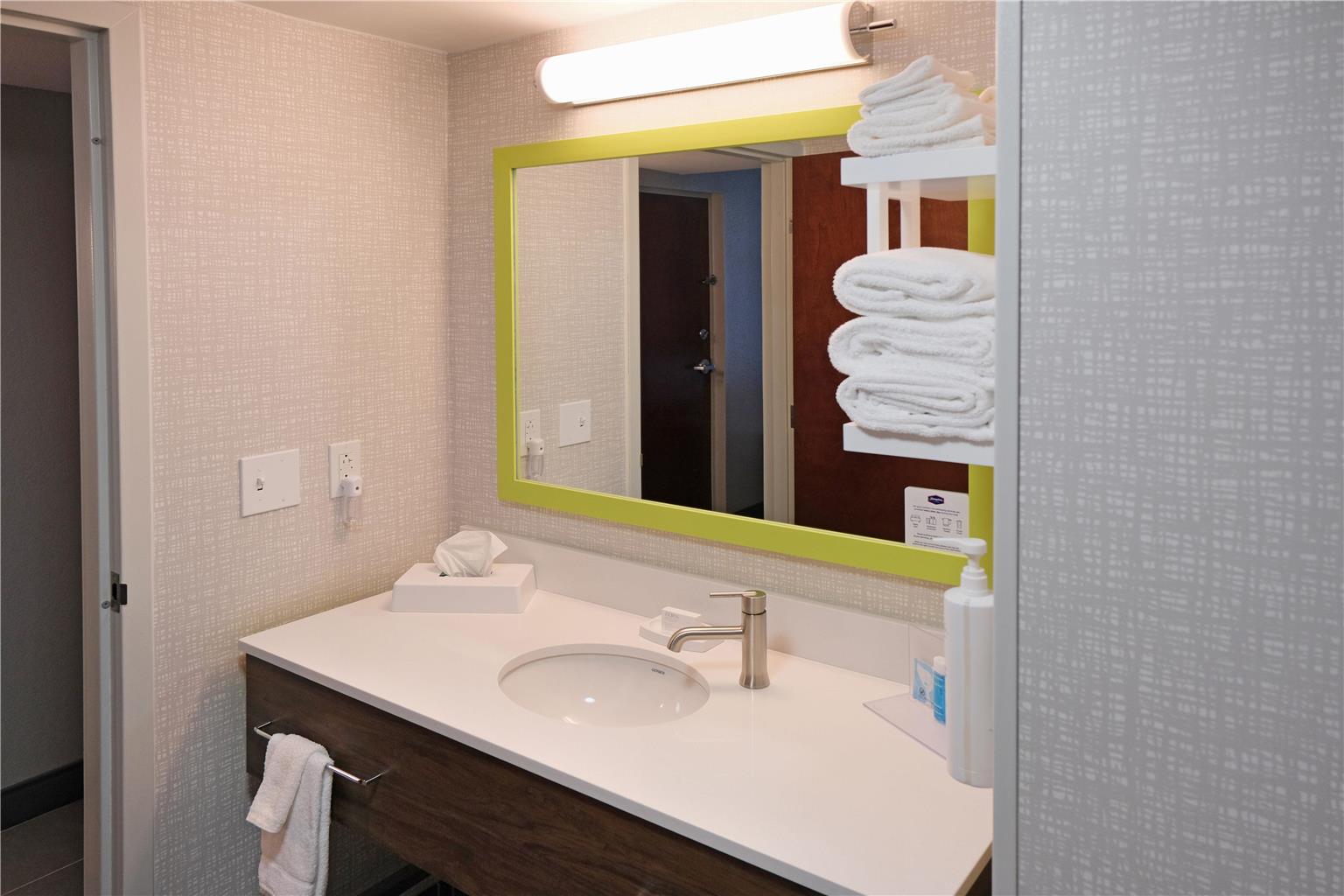 Guest room bath 