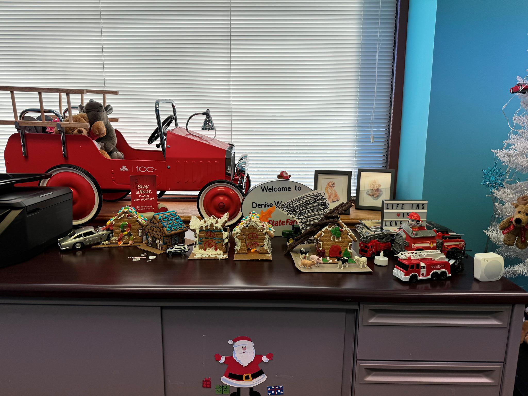 #nationalgingerbreadhouseday 
It's Christmas Season here at the office with our Disaster neighborhood! Watch for these perils, and make sure State Farm protects you and your family!
Please comment below which house is your favorite so we can reward our winning team member! 🎄🎅