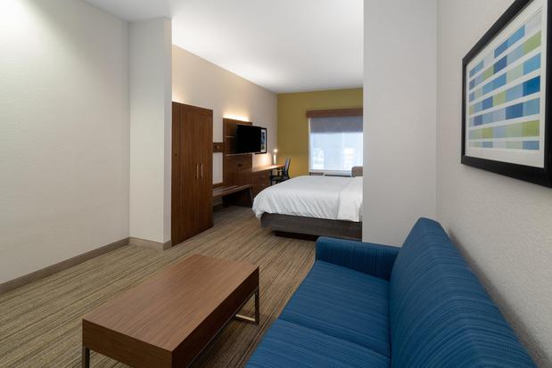 Images Holiday Inn Express & Suites Talladega, an IHG Hotel