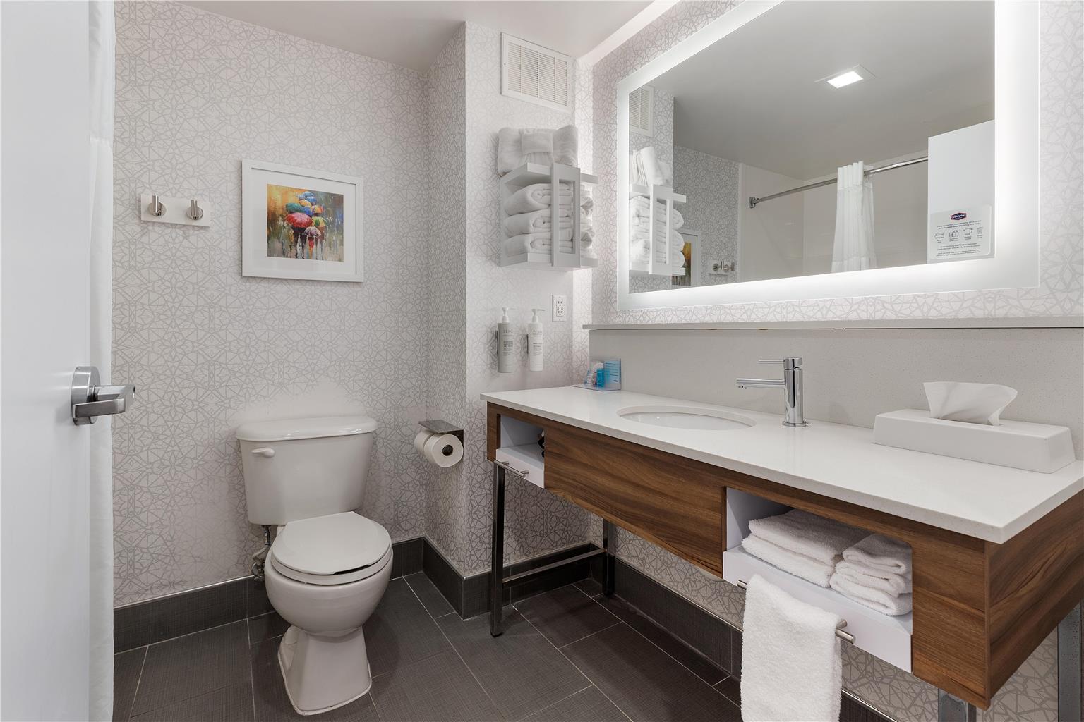Guest room bath