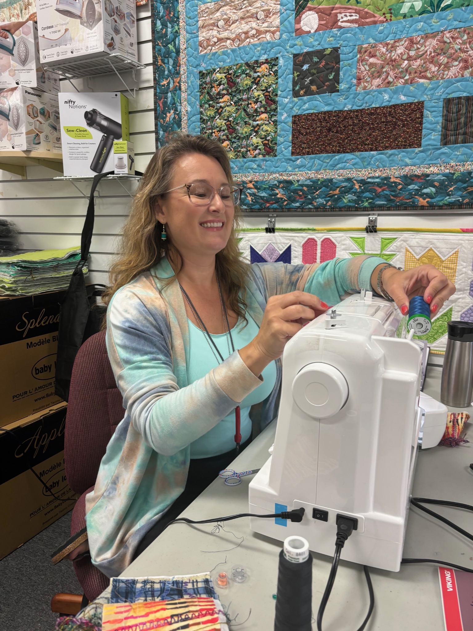 Learning decorative stitch techniques starts with the right setup. This hands-on quilting class helps sewists build confidence while exploring creative stitches and machine quilting skills.