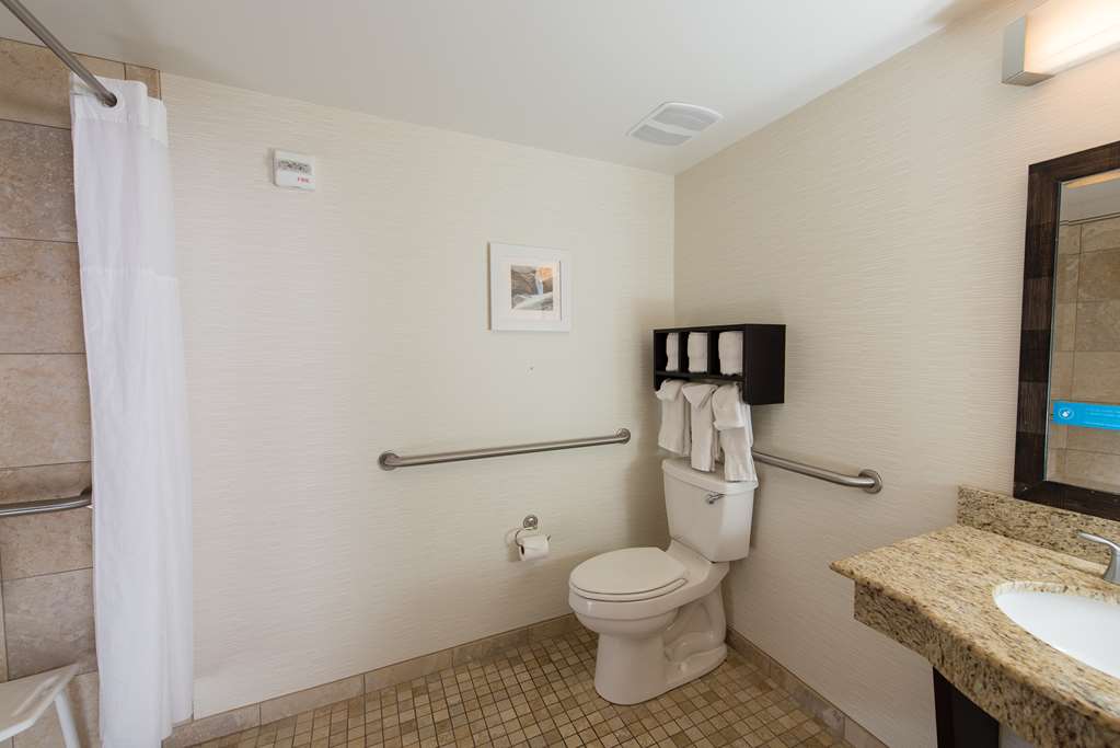 Guest room bath