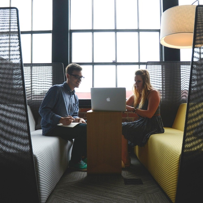 Bild zu Bei einer KG schließen sich mindestens 2 Personen zu einer Gesellschaft zusammen. 