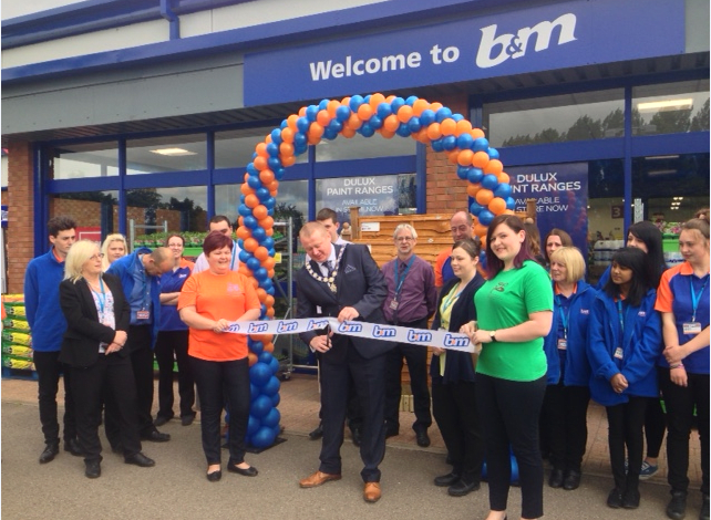 Mayor, Councillor Davin Bain is joined by representatives from Towcester Youth Charity who cut the ribbon at the opening ceremony of the new B&MTowcester store
